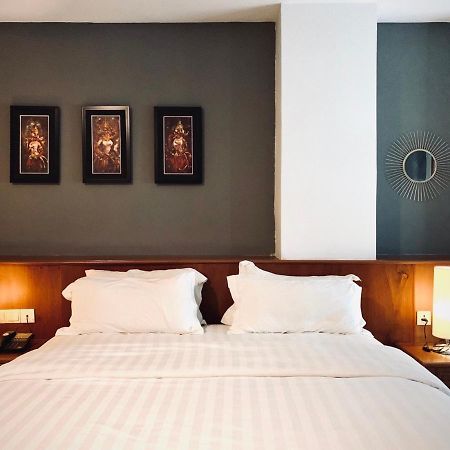 Point Boutique Hotel Phnom Penh Exterior photo
