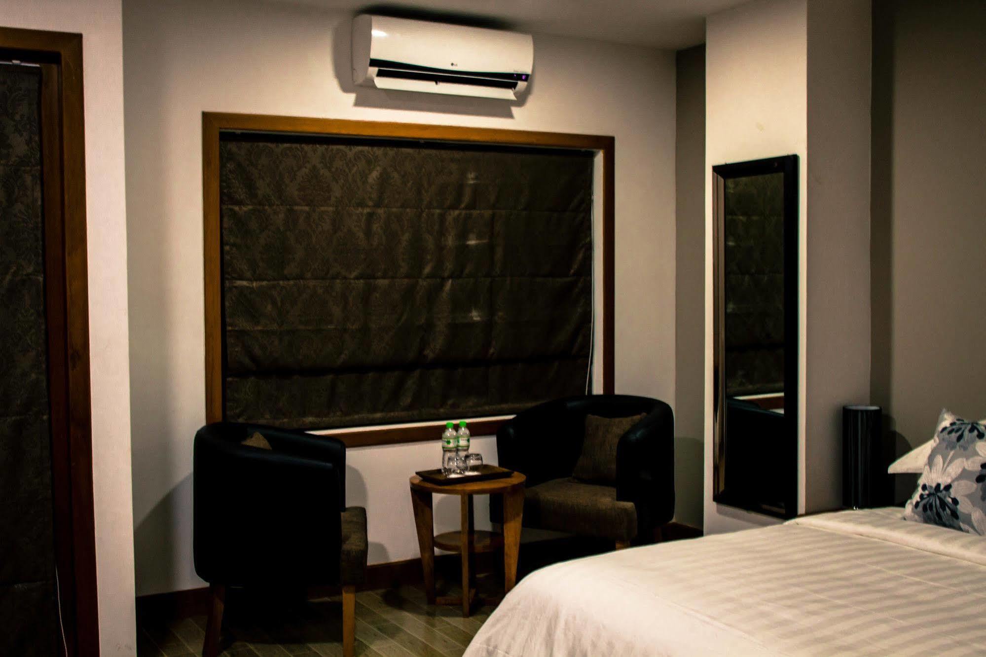 Point Boutique Hotel Phnom Penh Exterior photo